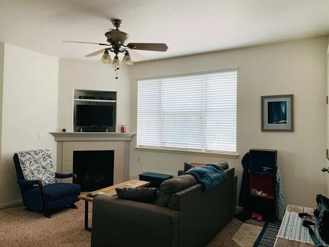 Building Photo - Beautiful 2 bed, 2 bath condo with 1 car garage and easy access to I-25