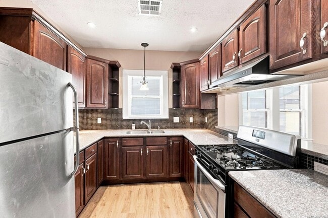 Building Photo - 506 E Whittier St