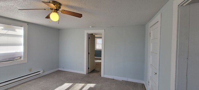 Building Photo - LARGE 1 BEDROOM HOME WITH MANY UPDATES