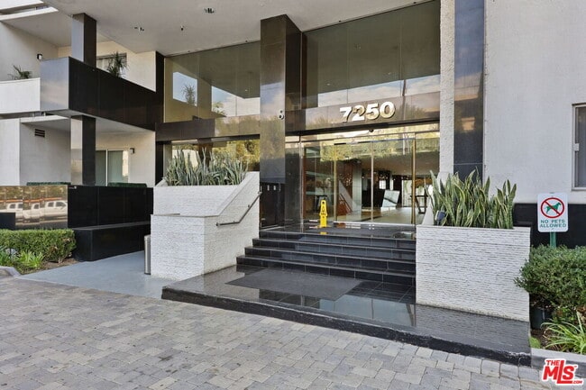 Foto del edificio - 7250 Franklin Ave