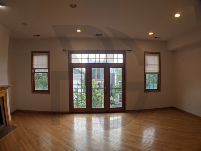 Building Photo - 2531 N Southport Ave