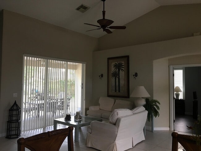 Building Photo - 1352 SW Tadlock Ave