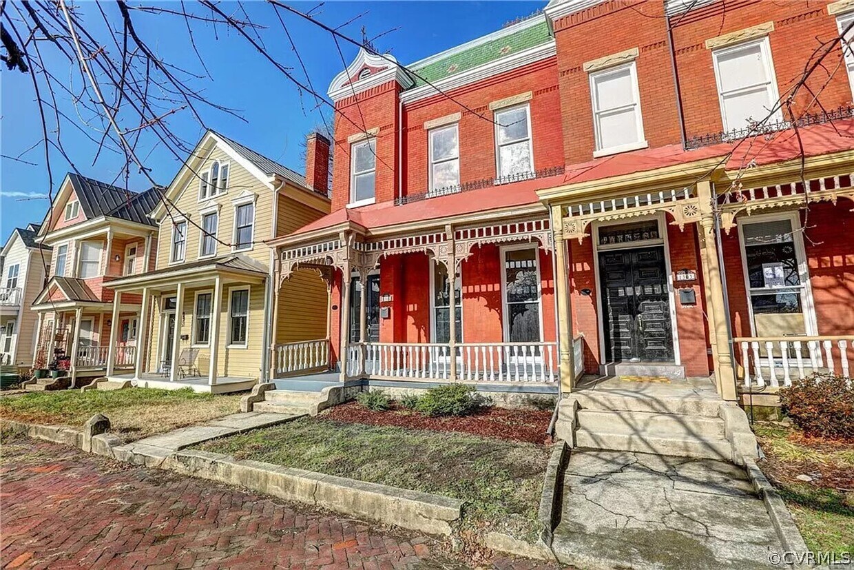 Primary Photo - Beautiful 4 Bedroom & 3 Bathroom Home / Av...