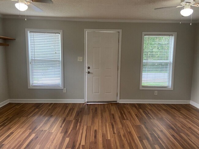 Foto del edificio - Cozy 1 Bed/ 1 Bath Bungalow - Close to Dow...