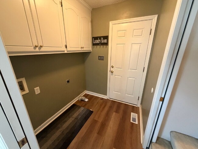 Building Photo - Updated 3 BR Home in Woodridge Estates~LAWN CARE INCLUDED
