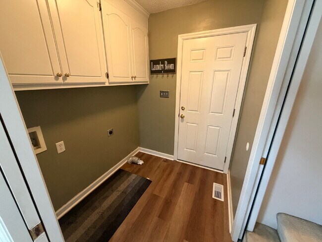 Foto del edificio - Updated 3 BR Home in Woodridge Estates~LAWN CARE INCLUDED