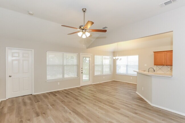 Foto del edificio - 1302 Hidden Glade Dr