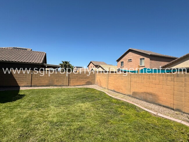 Foto del edificio - 4 bedroom Youngtown home for rent