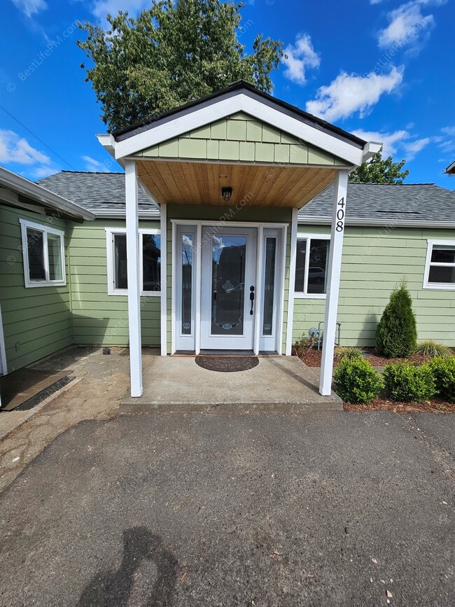 Building Photo - 408 SE Kibling St