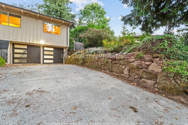 Building Photo - Portland Living at its Finest: Mid-Century...