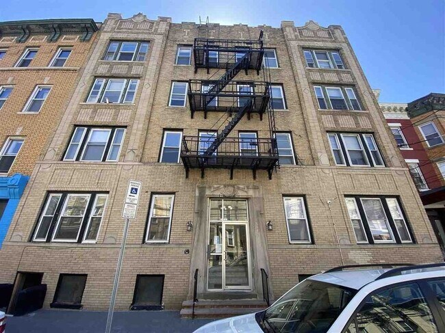 201-918-9573 - 384 Baldwin Ave