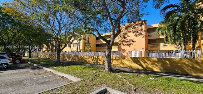 Foto del edificio - 1851 NE 168th St