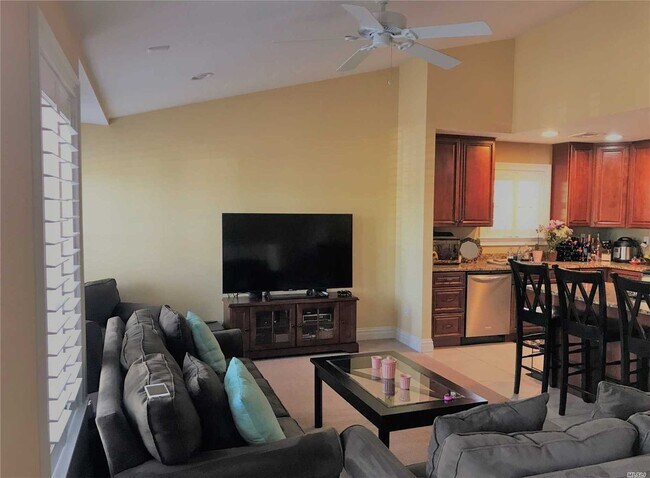 Building Photo - 12 Della Dr
