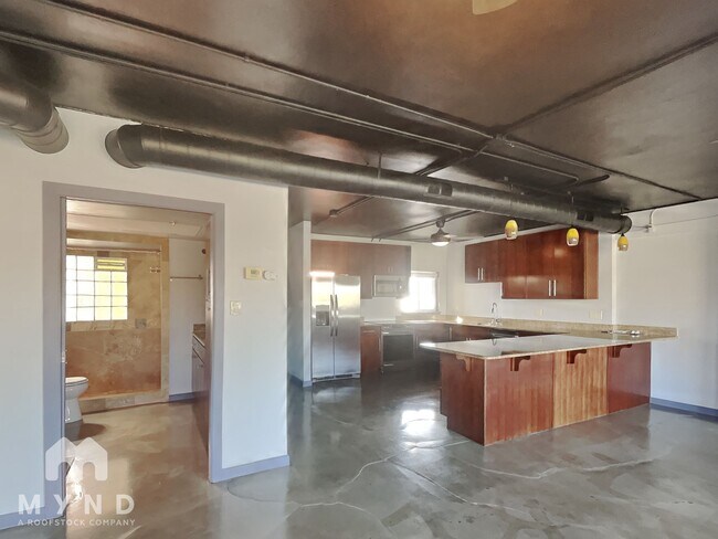 Building Photo - 349 E Thomas Rd