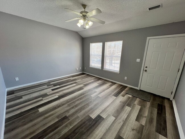 Foto del edificio - Spacious 3BR Duplex with Garage