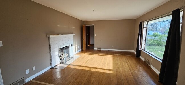 Building Photo - 814 S Eastside Dr