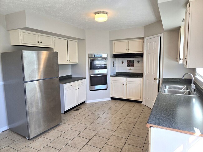 Building Photo - Spacious Split Level In Gainesway   241008
