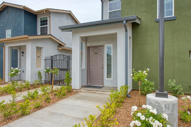 Building Photo - 5860 W Santa Ana Ave
