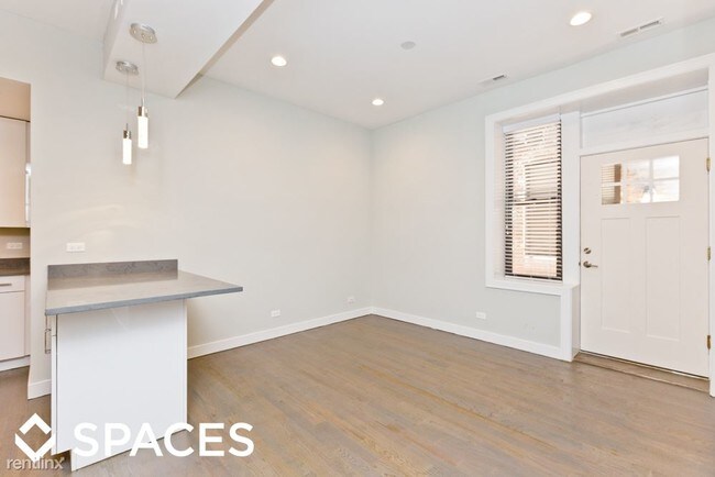 Foto del edificio - 2153 W Division St