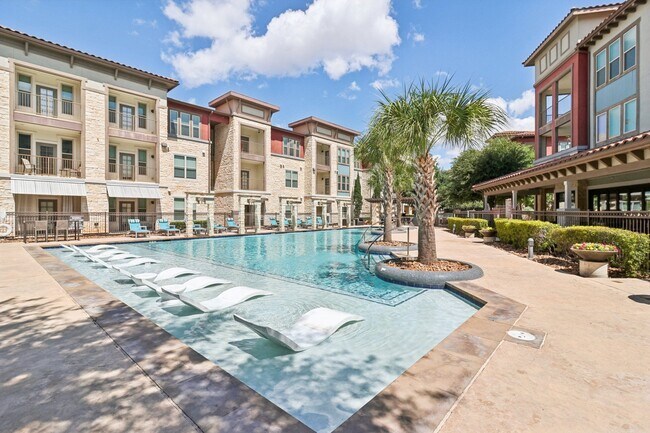Piscina estilo resort en Park at Rialto Apartments, San Antonio - Park at Rialto Apartments