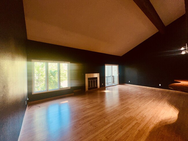 Building Photo - Beautiful Downtown Condo!