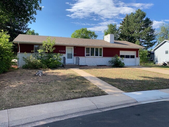 Building Photo - STUDENTS WELCOME! 5 Bed 2 Bath Ranch House w/ Basement