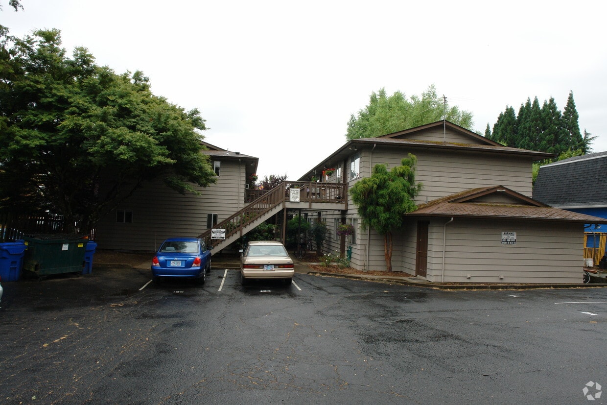 Holly Court Apartments in Salem, OR