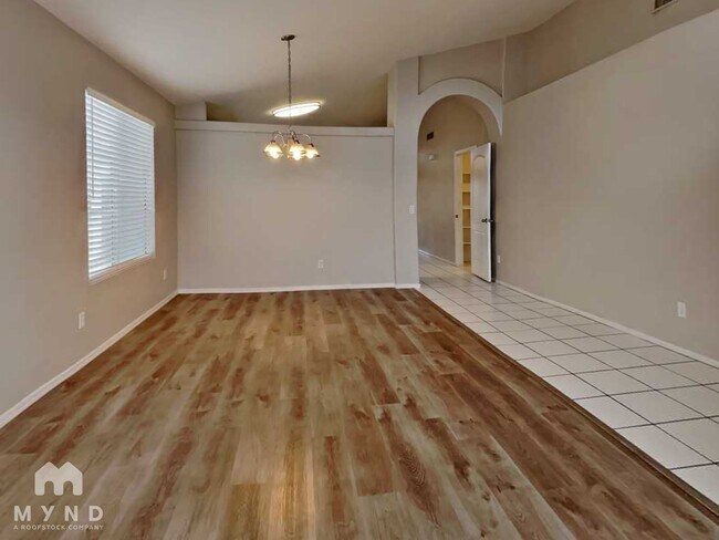 Foto del edificio - 1045 W Todd Dr