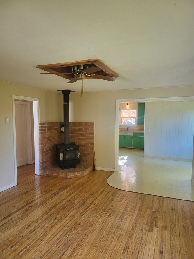 Building Photo - Cute House Close to W.F West High School!