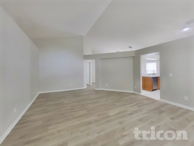 Building Photo - 31136 Whinsenton Dr