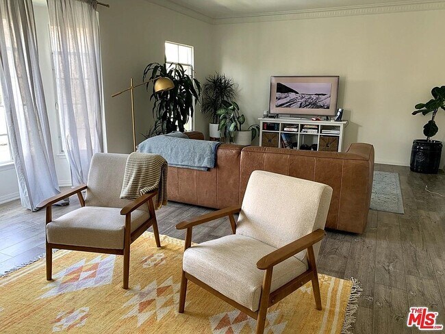 Living Room - Spacious - 212 S Rexford Dr