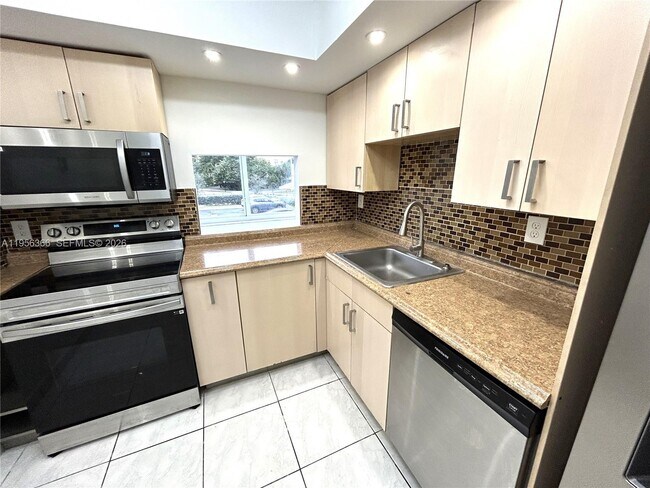 Foto del edificio - 250 180th Dr