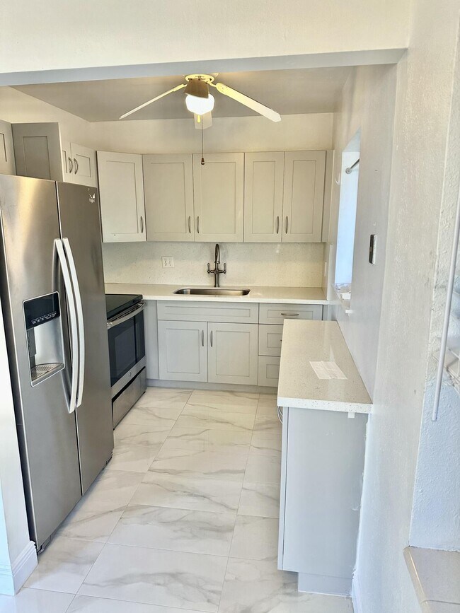 Building Photo - 2440 Lake Osborne Dr