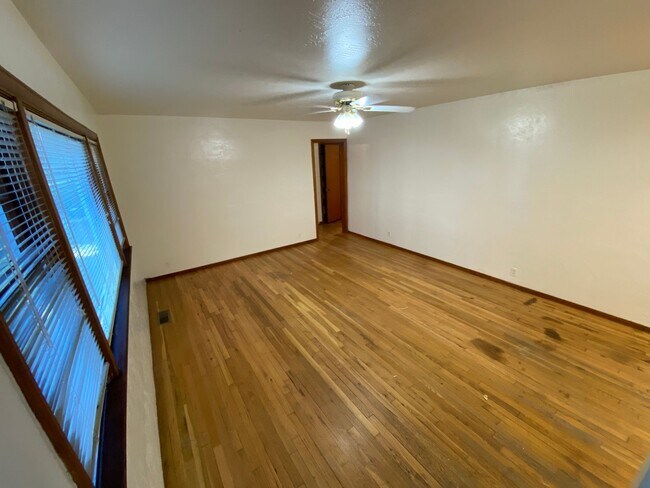 Foto del edificio - Crestview Three Bedroom House with Garage