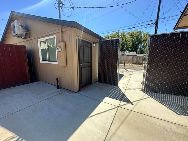 Building Photo - 418 - 422 E Morris Avenue, Modesto