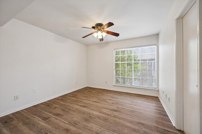 Foto del edificio - 1860 White Oak Dr