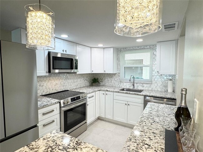 Foto del edificio - 1100 E Bay Dr