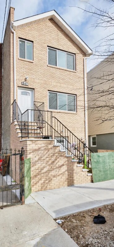 Building Photo - 841 E 220th St