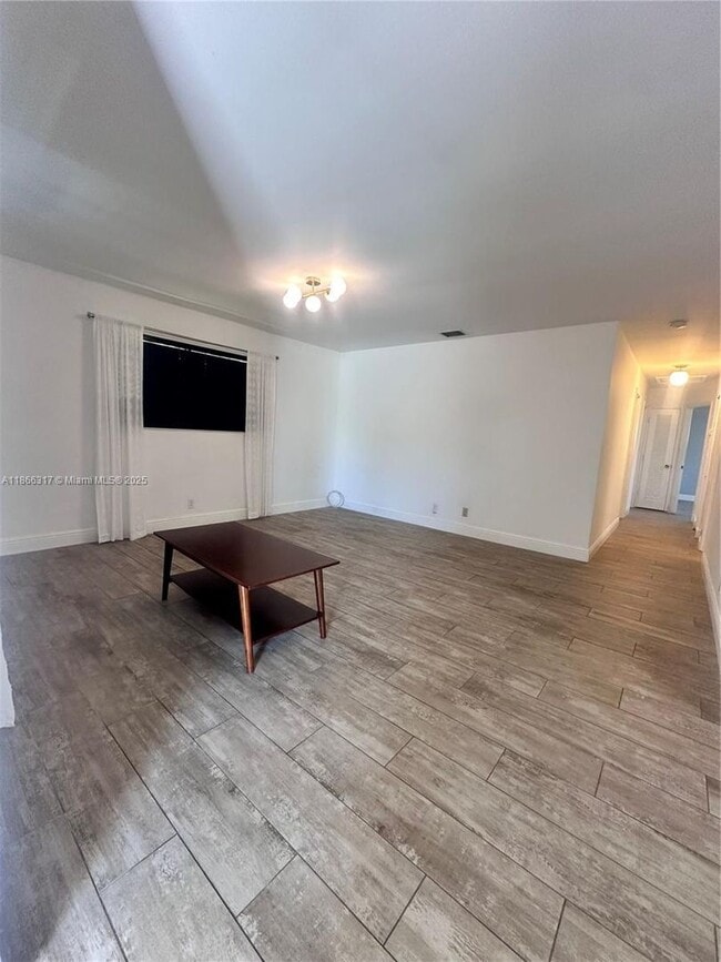Foto del edificio - 407 Riverside Dr