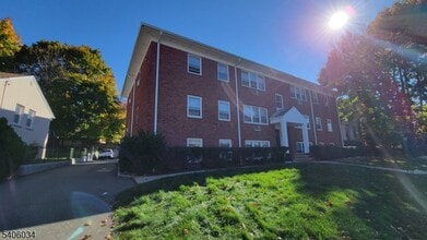 Building Photo - 138 Roseland Ave