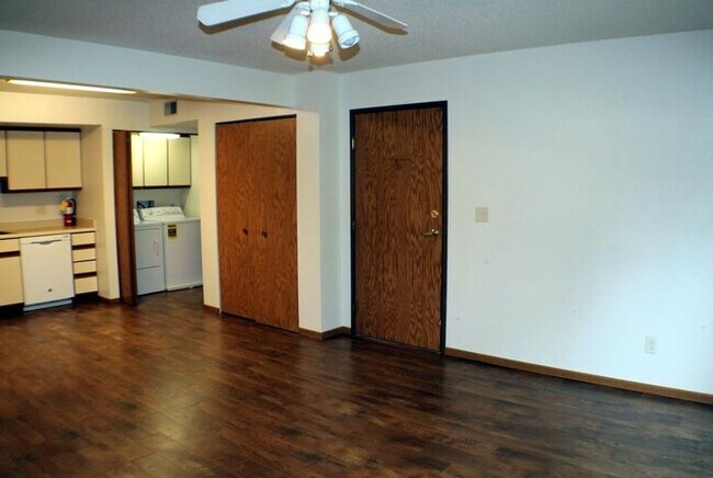 Foto del edificio - $1,095 | 2 Bedroom, 1 Bathroom 2nd Floor C...