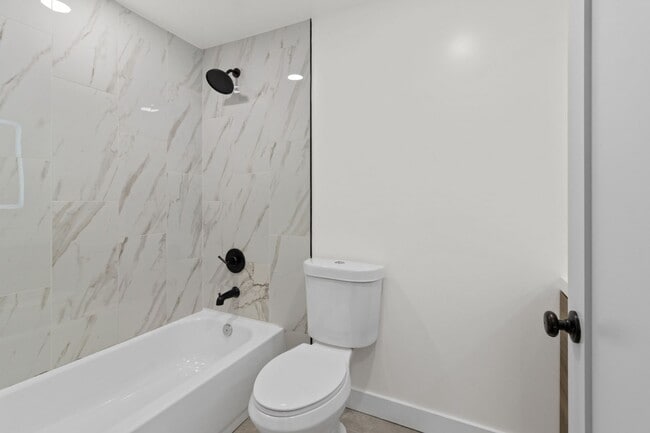 Building Photo - Beautiful fully renovated 5 bed 2 bath House with a sun room and large yard