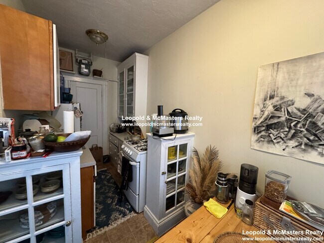 Building Photo - 156 Kelton St