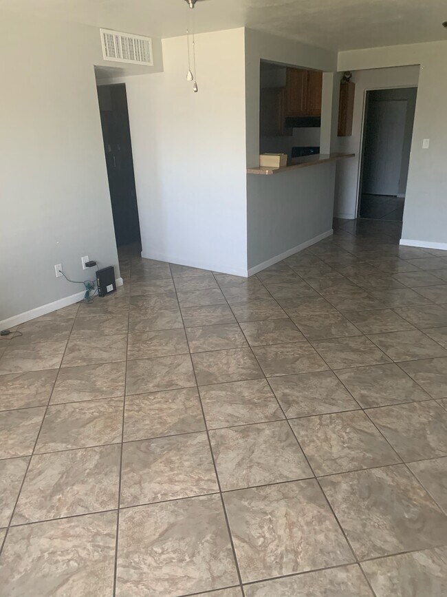 Building Photo - 3312 W Solano Dr S
