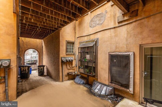 1st Floor Patio / Walk-In - 717 N 4th St