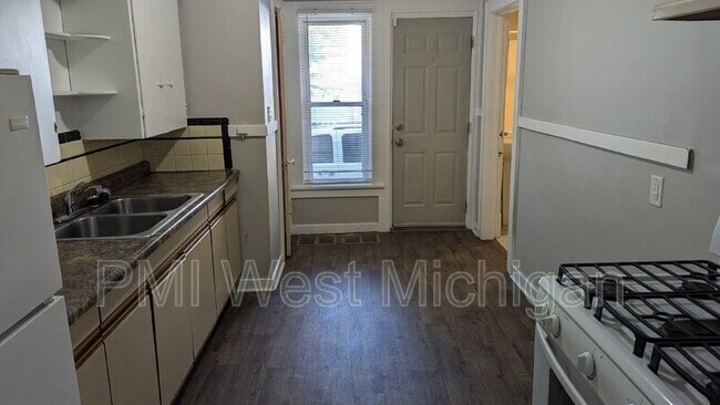 Foto del edificio - 1057 Pine Ave NW