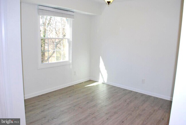 Building Photo - 3874 Lyndhurst Dr