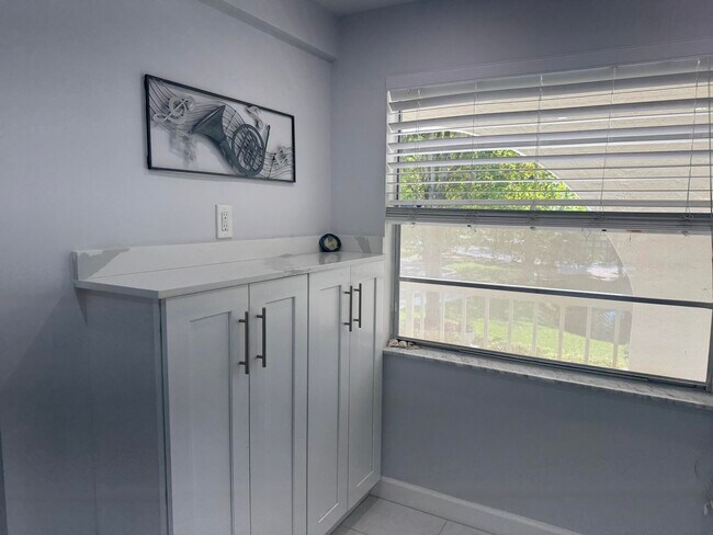 Foto del edificio - 4801 Martinique Pl