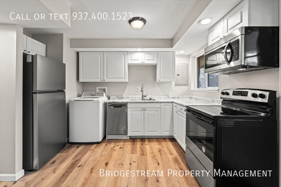 Primary Photo - **MOVE IN SPECIAL** Updated & spacious! 3 ...