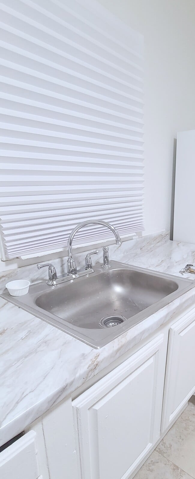 Encimera y fregadero de acero inoxidable recién renovados. - 1220 E Ogden Ave